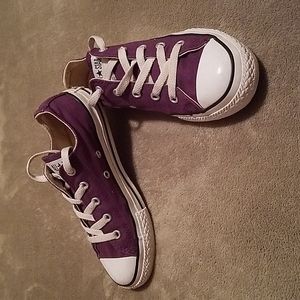 US 2 kids purple Converse All Star low quarter.